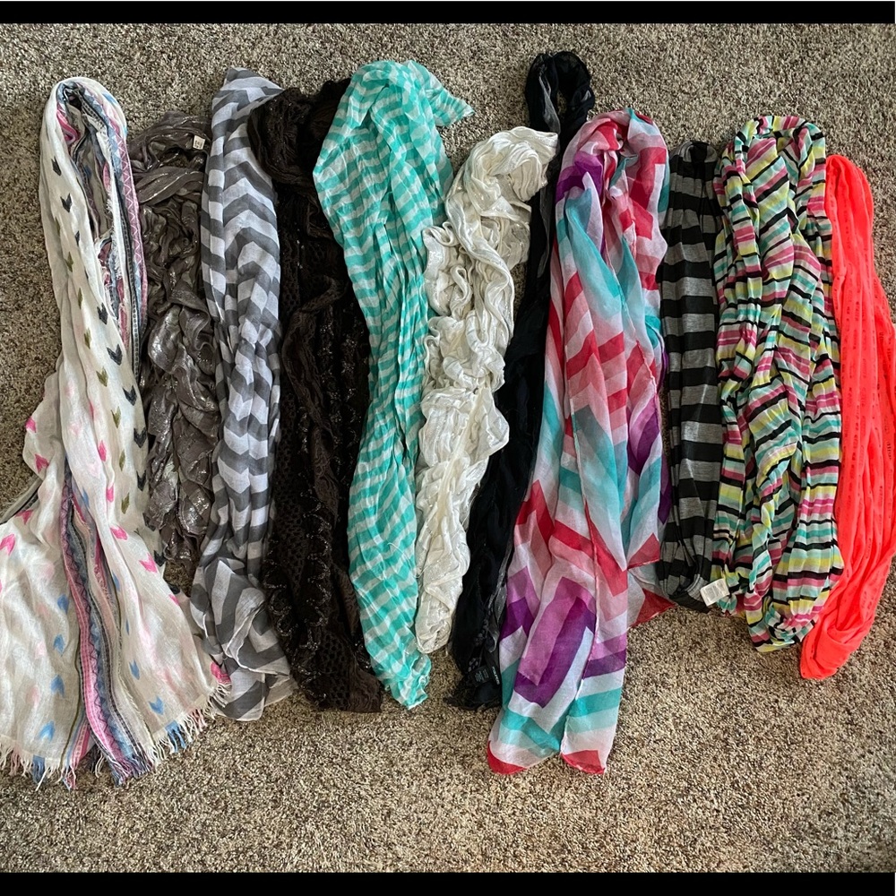 Lot of 11 scarves